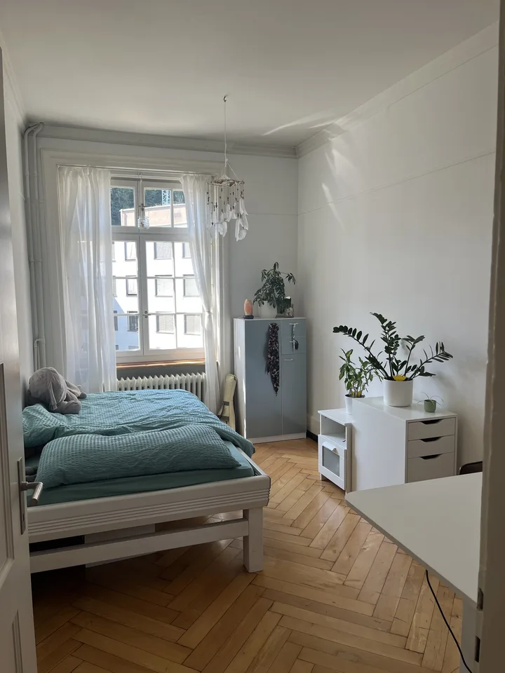 Möbliertes WG Zimmer in zentraler Altbauwohnung sucht Untermieter:in