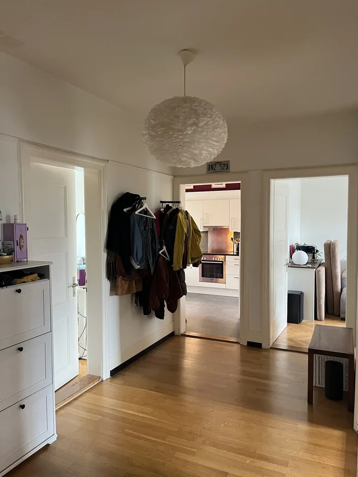 Möbliertes WG Zimmer in zentraler Altbauwohnung sucht Untermieter:in