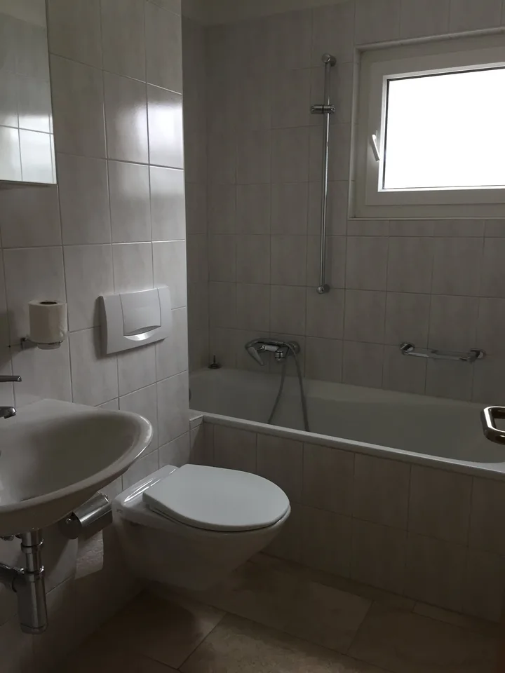 Charmantes 3.5-Zimmer-Apartment in Stetten – Renoviertes Altbau mit Balkon
