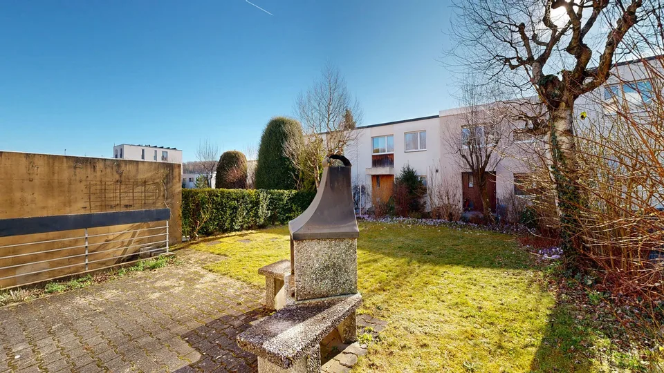 4.5-room semi-detached house with hobby room and parking space