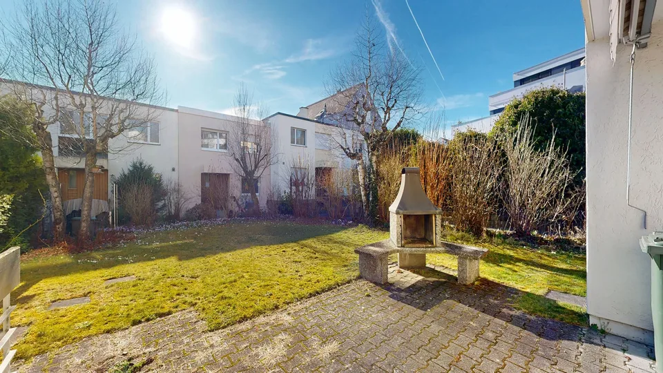 4.5-room semi-detached house with hobby room and parking space