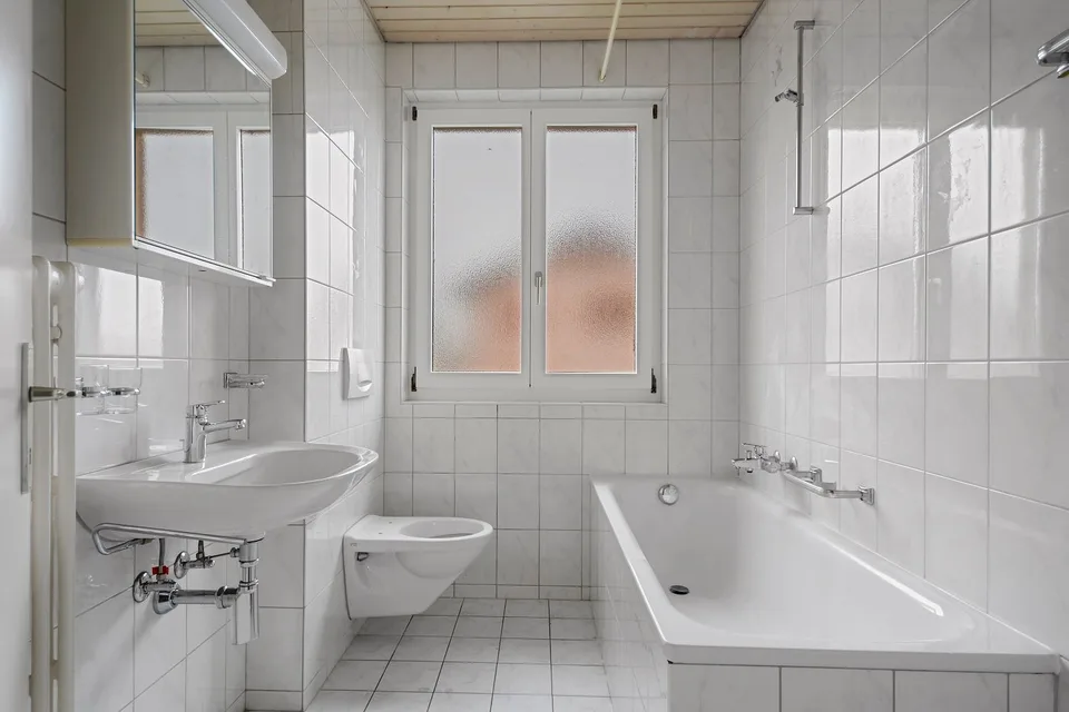Vier-Zimmer-Wohnung mit Balkon und voll ausgestatteter Küche