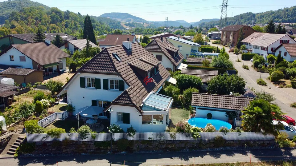 Doppeleinfamilienhaus mit Pool und Wintergarten