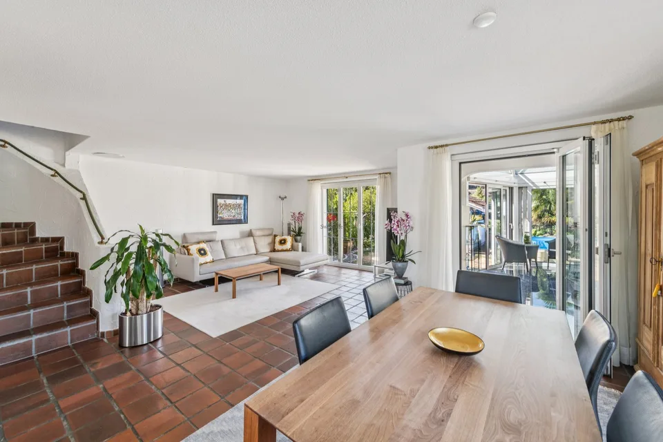 Doppeleinfamilienhaus mit Pool und Wintergarten