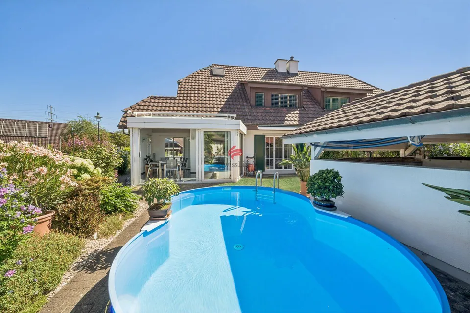 Doppeleinfamilienhaus mit Pool und Wintergarten