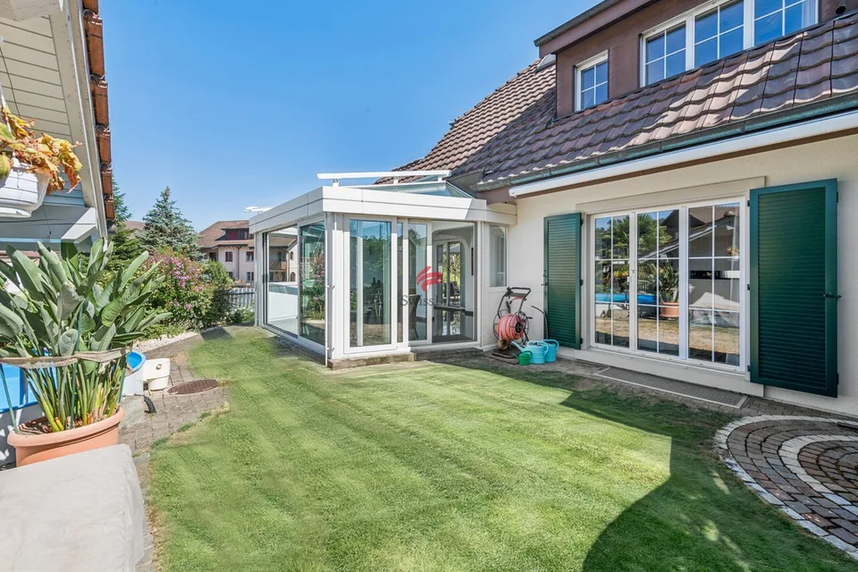 Doppeleinfamilienhaus mit Pool und Wintergarten