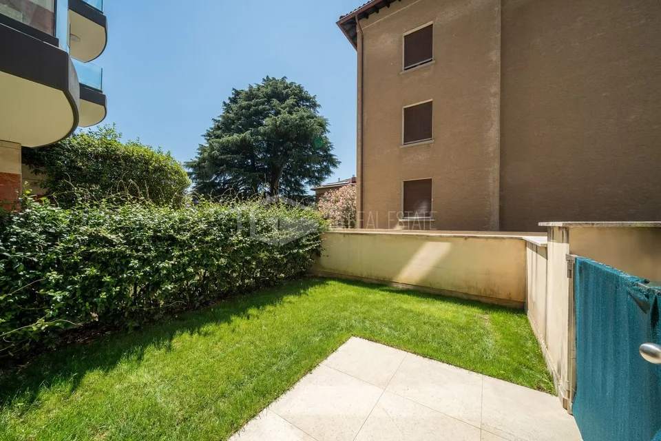 Modernes möbliertes Einzimmerapartment mit Garten