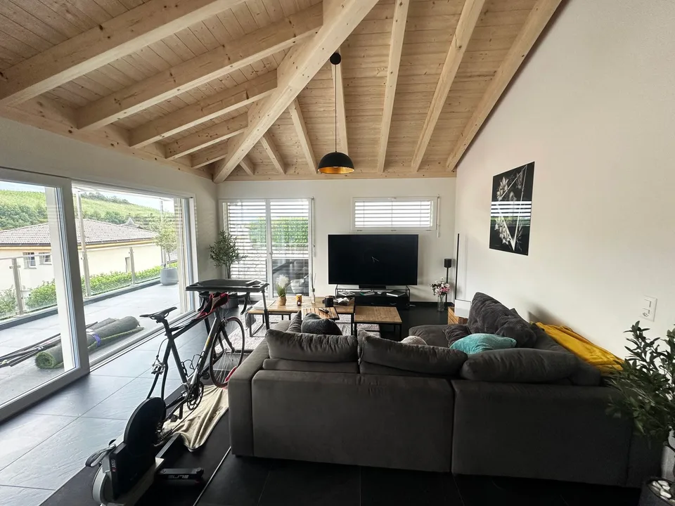 Champlan, appartement en attique de 4.5 pièces avec 3 places de parc extérieures