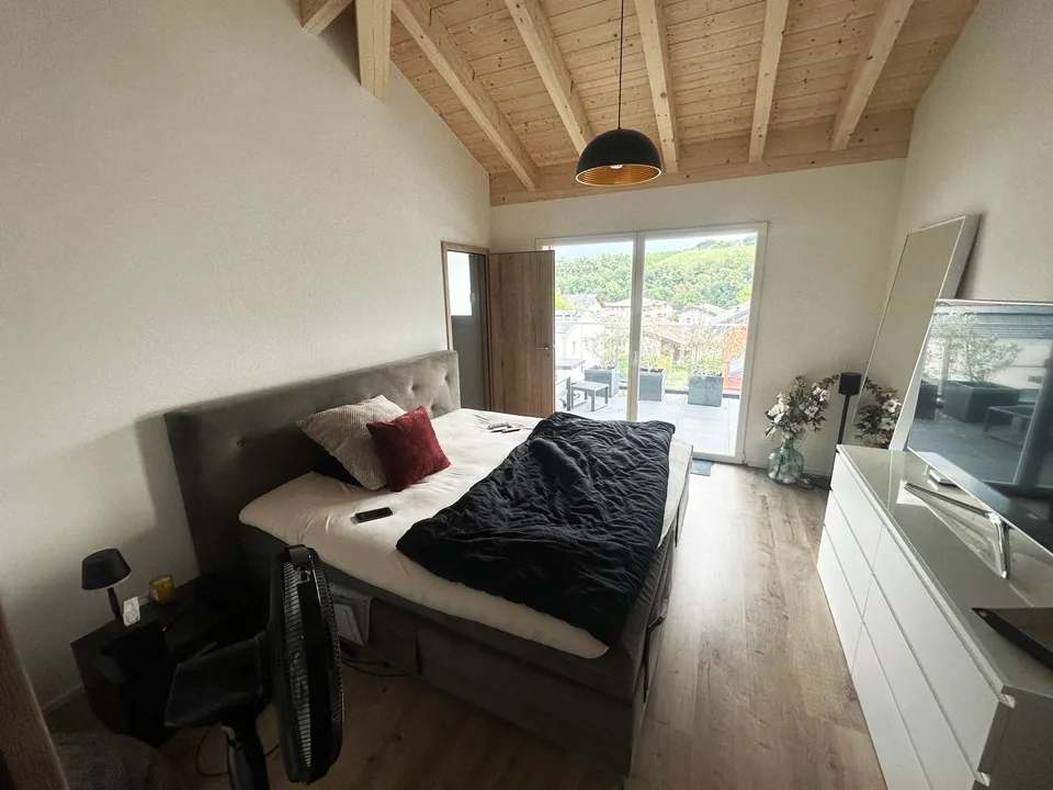 Champlan, appartement en attique de 4.5 pièces avec 3 places de parc extérieures