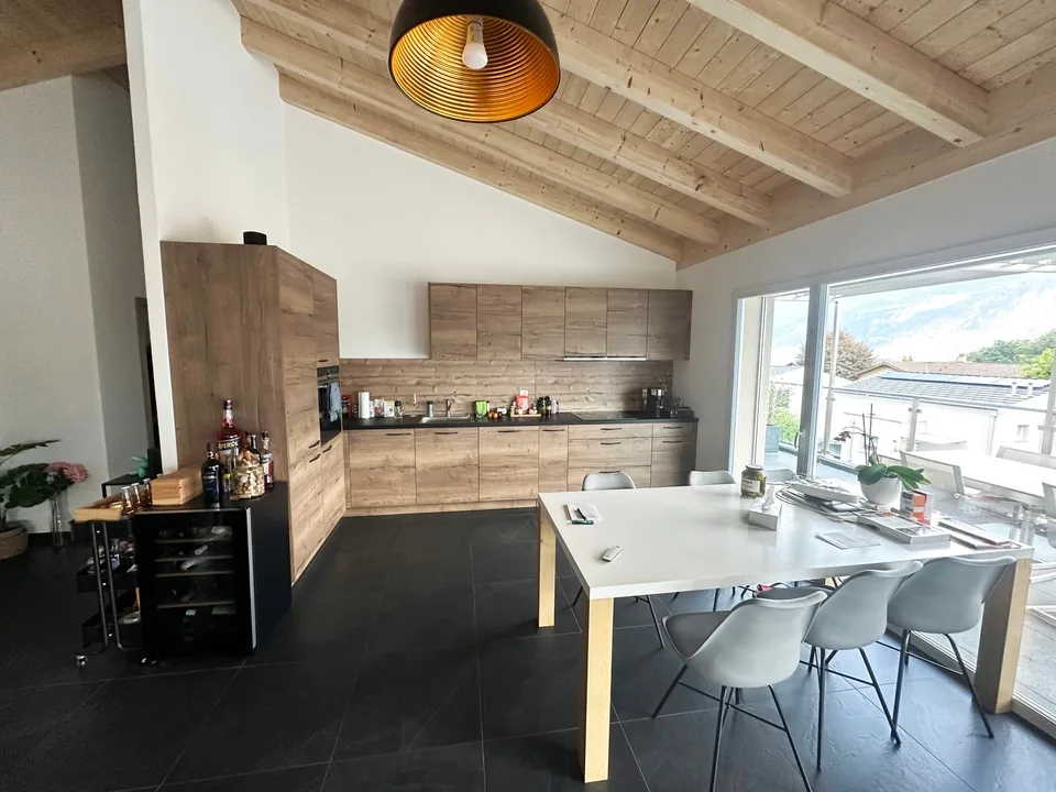 Champlan, appartement en attique de 4.5 pièces avec 3 places de parc extérieures