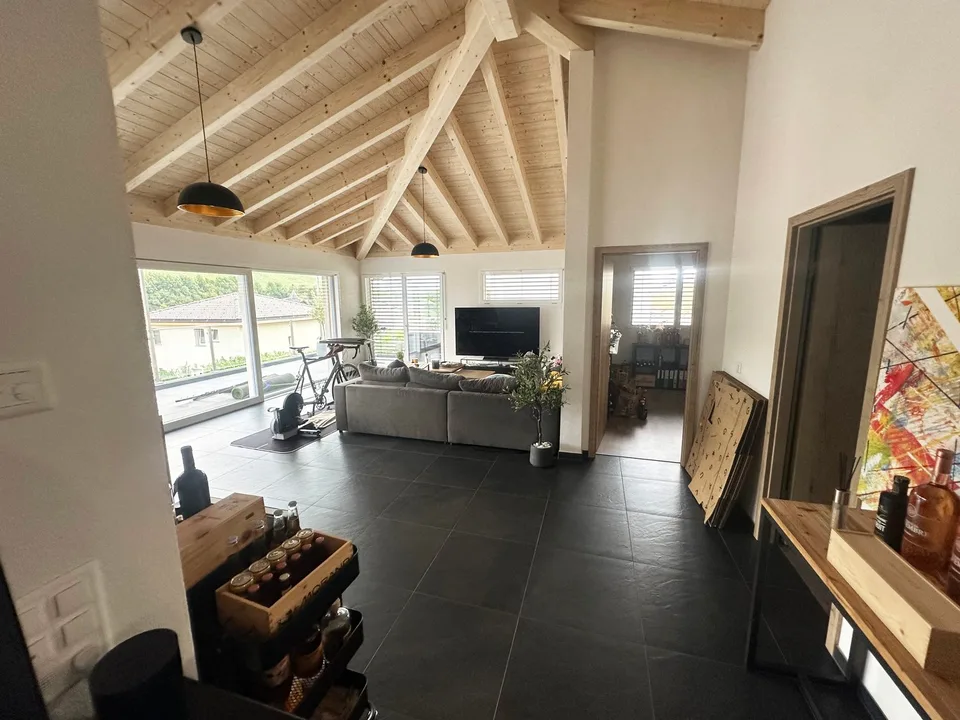 Champlan, appartement en attique de 4.5 pièces avec 3 places de parc extérieures