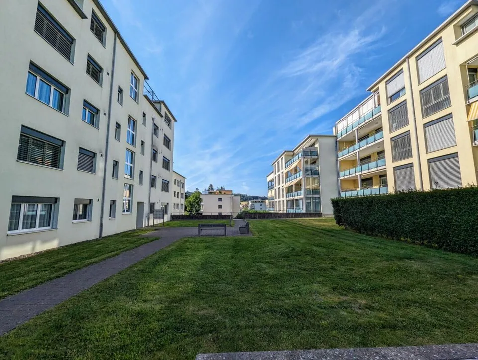 Bright garden apartment in the sought-after "Diamant" development
