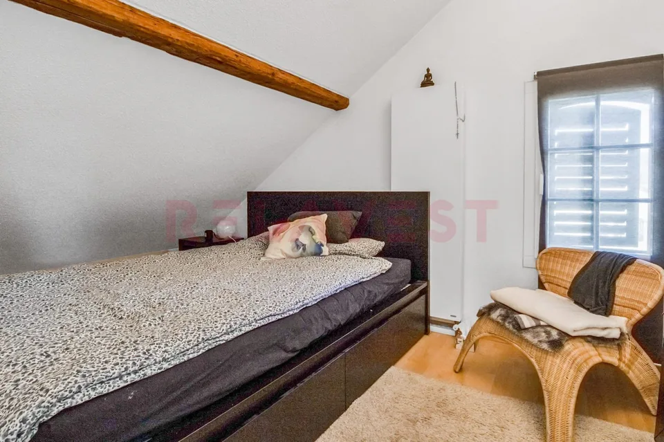Derendingen: casa a 2 famiglie con grande giardino, 9,5 stanze