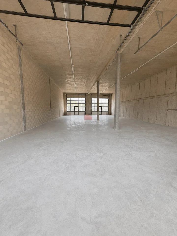 BOX / INDUSTRIAL AND COMMERCIAL PREMISES FOR RENT - VALLORBE