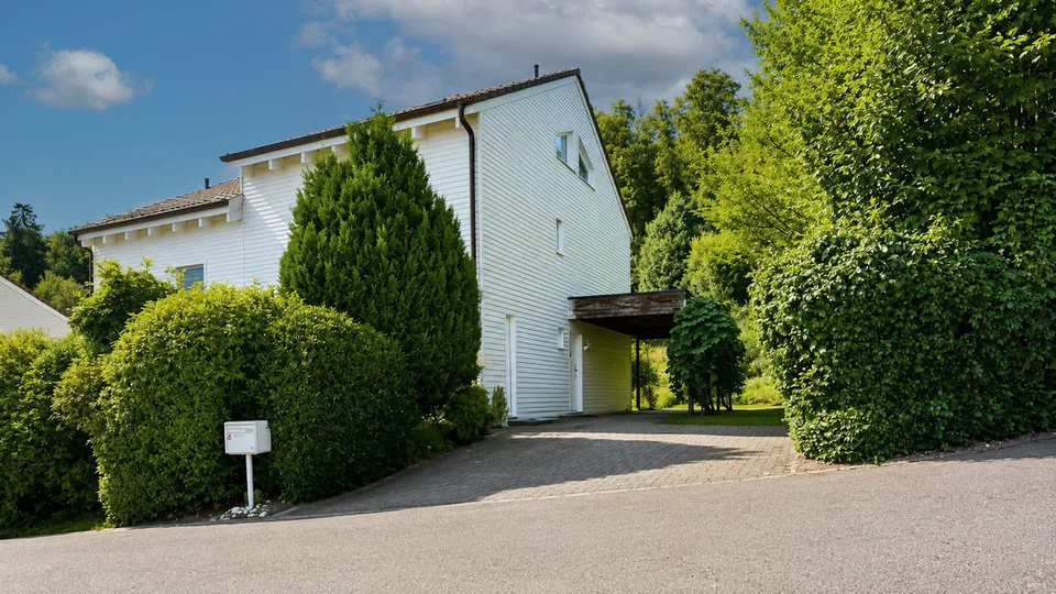 Helles 5.5-Zimmer-Doppelhaus mit Carport und zwei Aussenparkplätzen