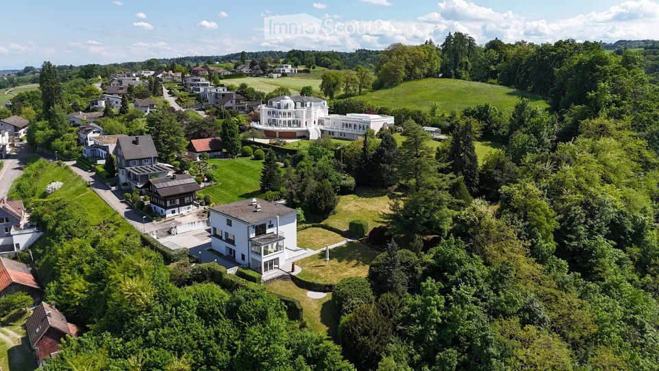 Dreamlike estate with lake panorama and absolute privacy