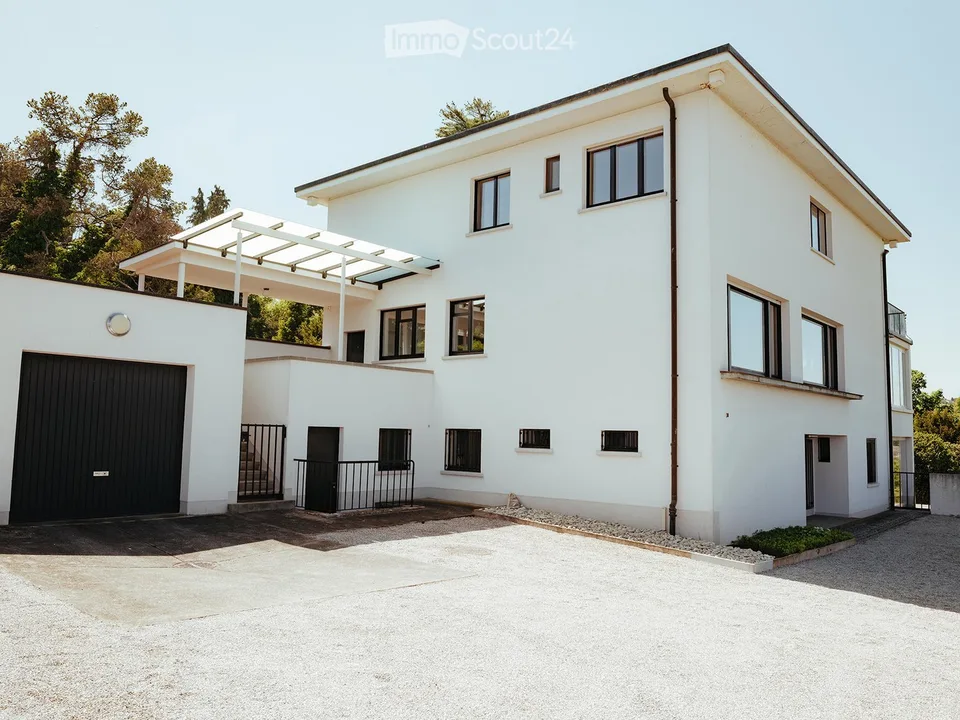 Dreamlike estate with lake panorama and absolute privacy