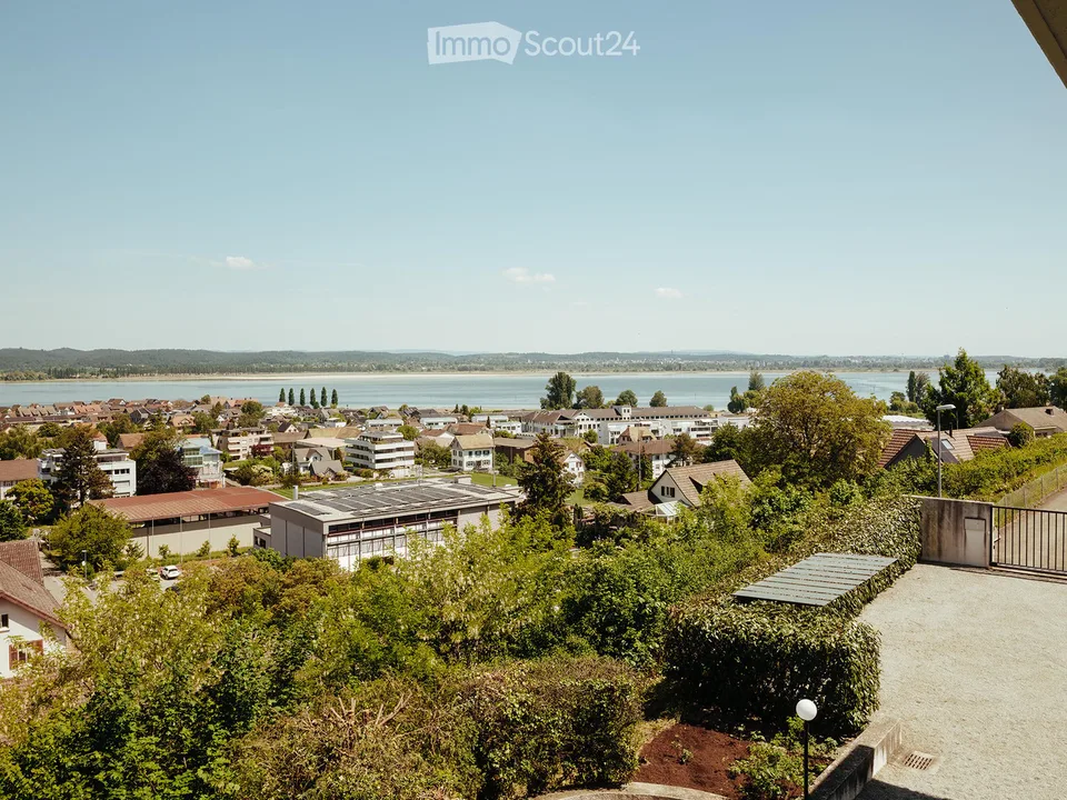 Dreamlike estate with lake panorama and absolute privacy