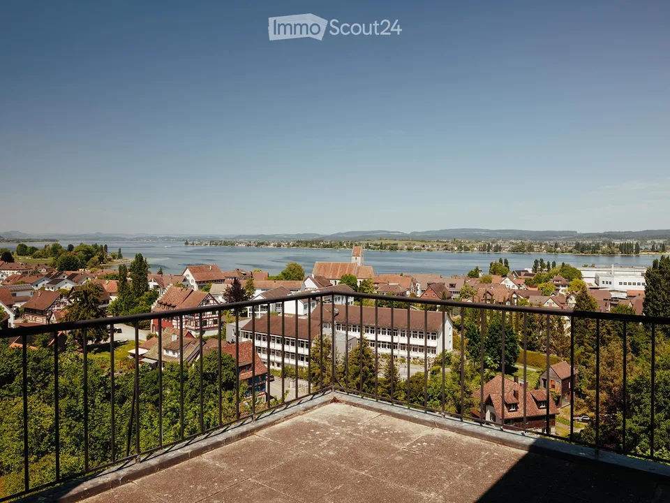 Dreamlike estate with lake panorama and absolute privacy