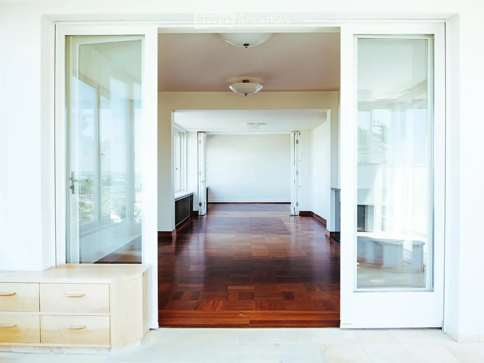 Dreamlike estate with lake panorama and absolute privacy