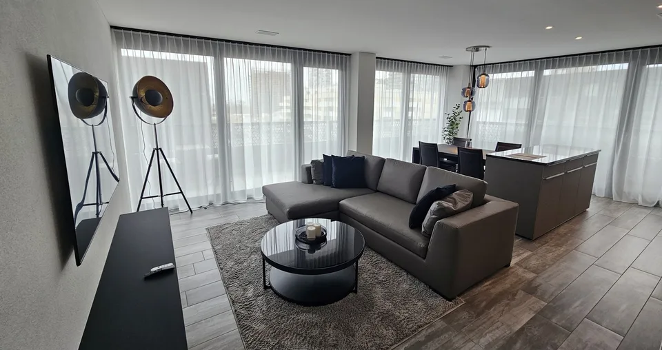 Stilvolle möblierte 2.5-Zimmer-Wohnung | 20 m² Rundumbalkon | 10 Min. nach Zürich