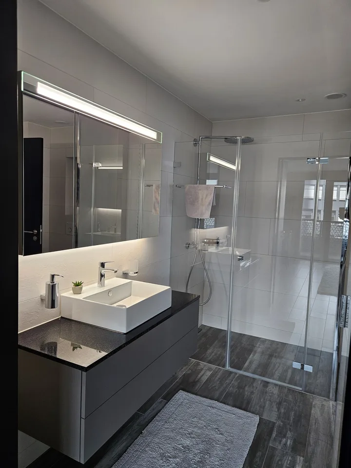 Stilvolle möblierte 2.5-Zimmer-Wohnung | 20 m² Rundumbalkon | 10 Min. nach Zürich
