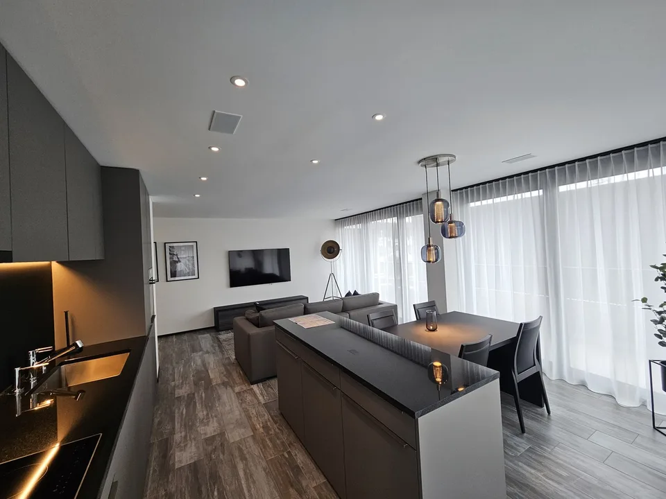 Stilvolle möblierte 2.5-Zimmer-Wohnung | 20 m² Rundumbalkon | 10 Min. nach Zürich