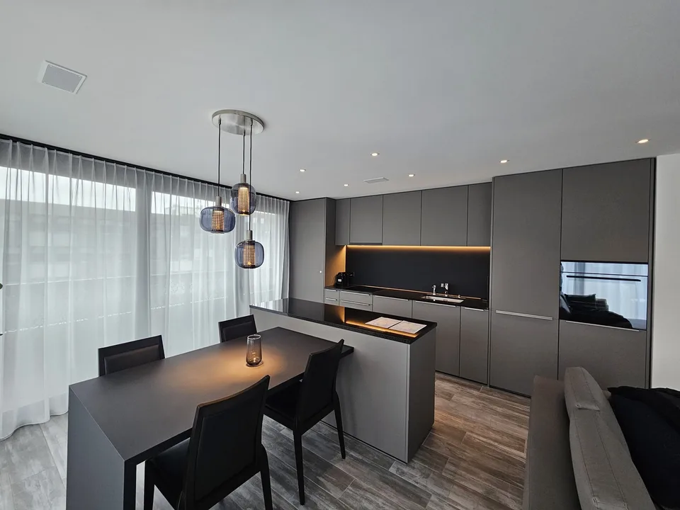 Stilvolle möblierte 2.5-Zimmer-Wohnung | 20 m² Rundumbalkon | 10 Min. nach Zürich