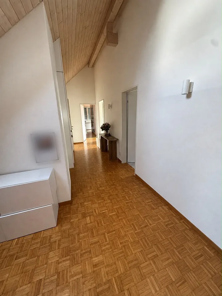 Affascinante appartamento di 2,5 locali in mansarda a Kloten - disponibile dal 1 novembre 2026
