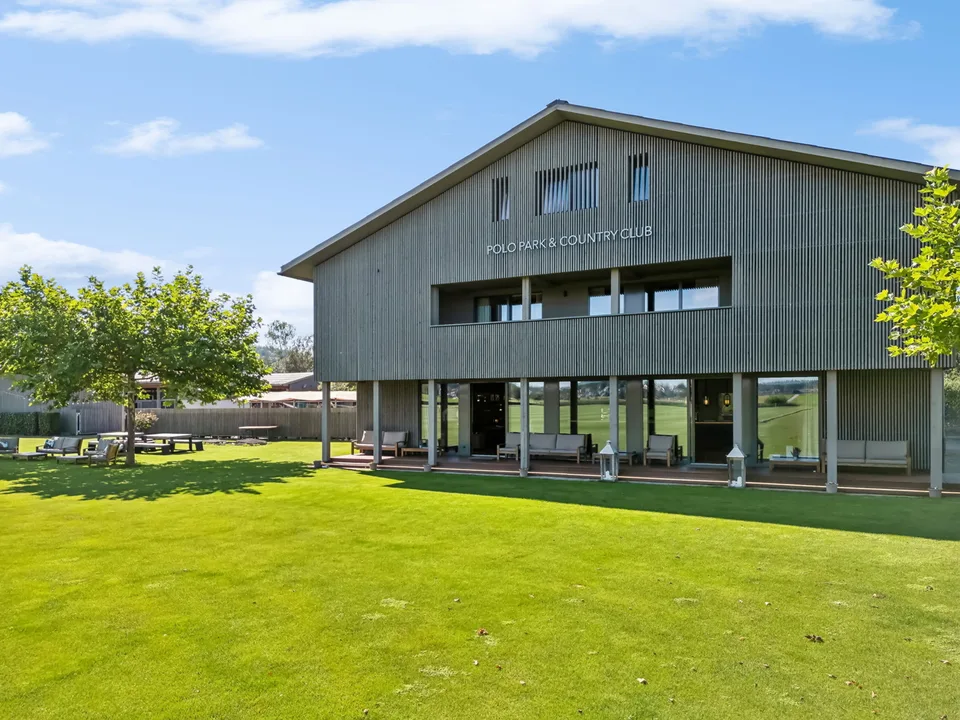 Premium-Investment - First-Class Country Club