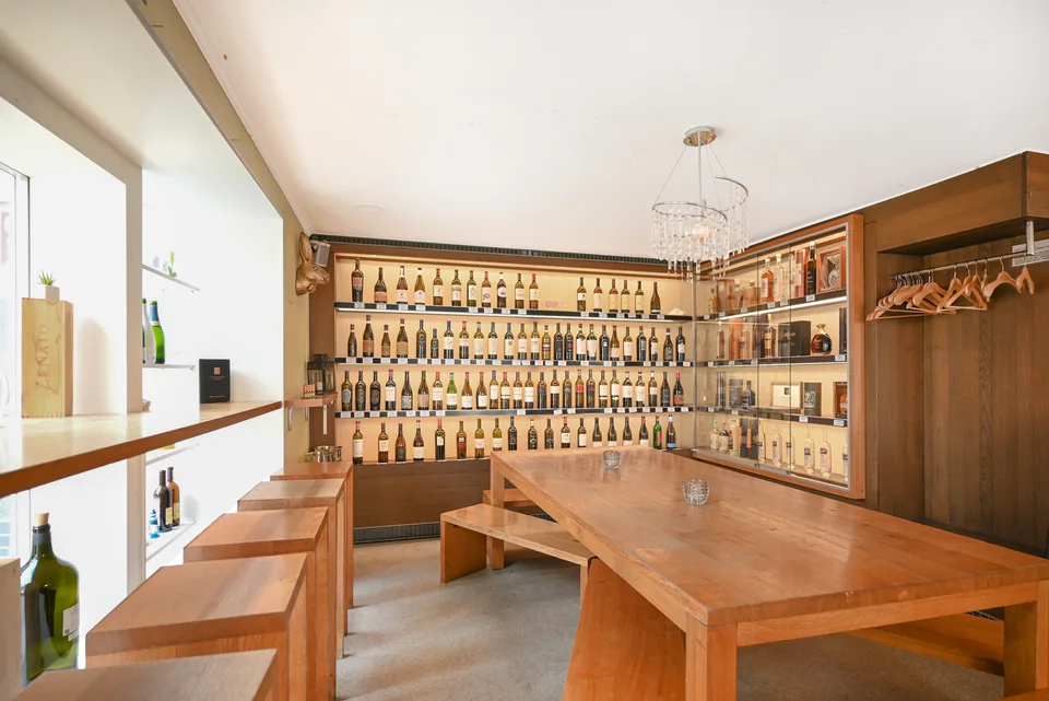 Exclusive sales area on the ground floor at the historic Kolinplatz in Zug