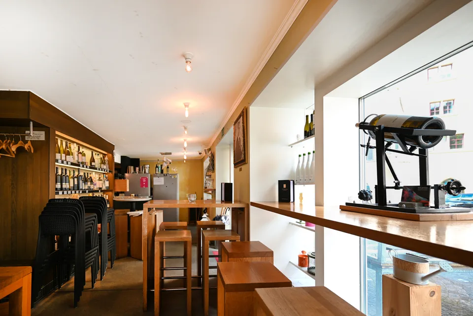 Exclusive sales area on the ground floor at the historic Kolinplatz in Zug