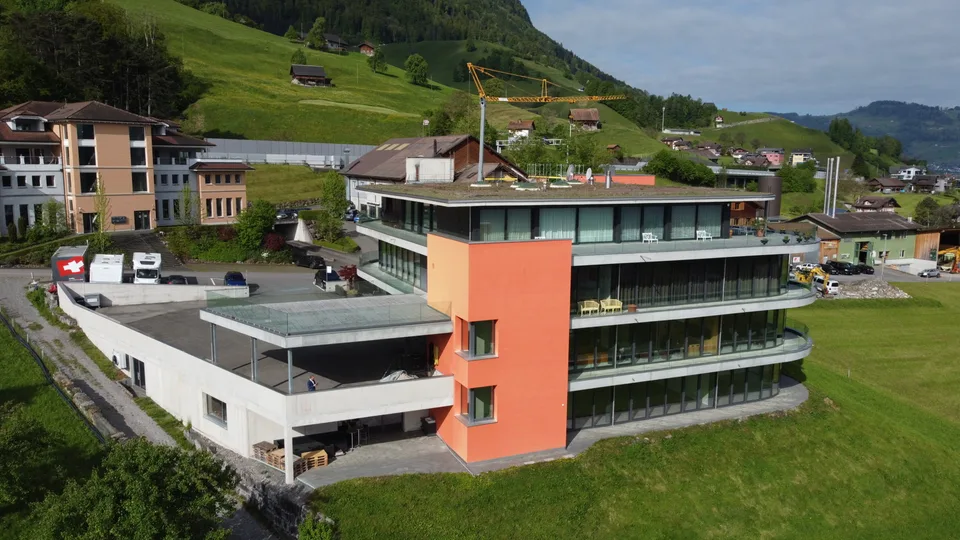 Bâtiment de bureaux design avec appartement en attique exclusif - SPA et vue imprenable