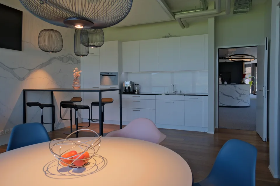 Bâtiment de bureaux design avec appartement en attique exclusif - SPA et vue imprenable