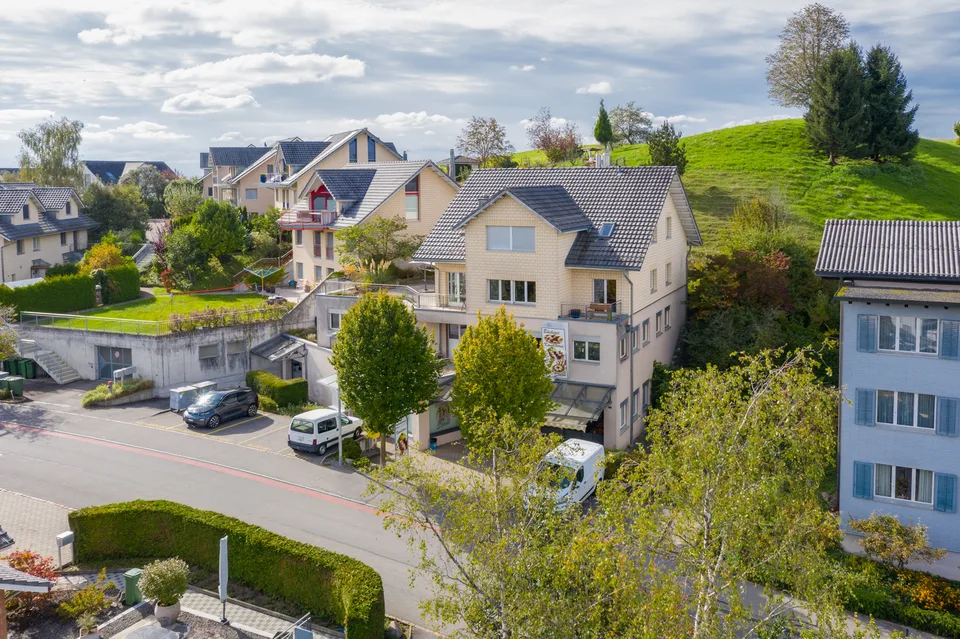 Residential and commercial building with great development potential in the canton of Zug