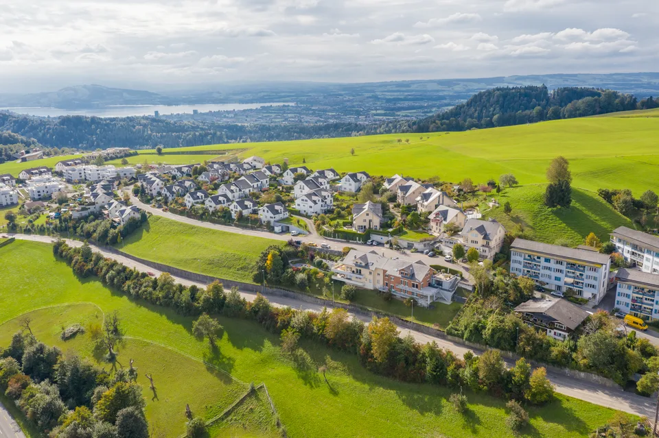 Residential and commercial building with great development potential in the canton of Zug
