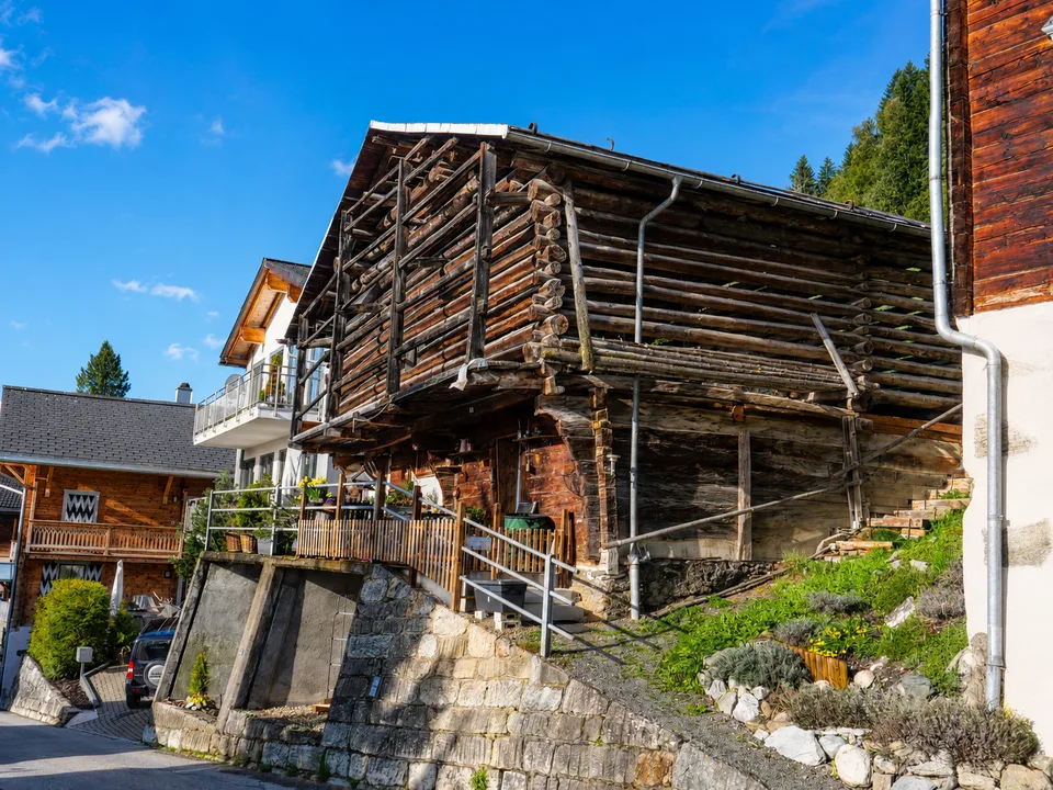 Charmante maisonnette 5 pièces à Andiast – Flair alpin rustique avec confort moderne