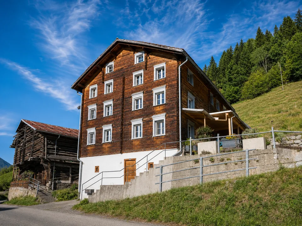 Charmante maisonnette 5 pièces à Andiast – Flair alpin rustique avec confort moderne