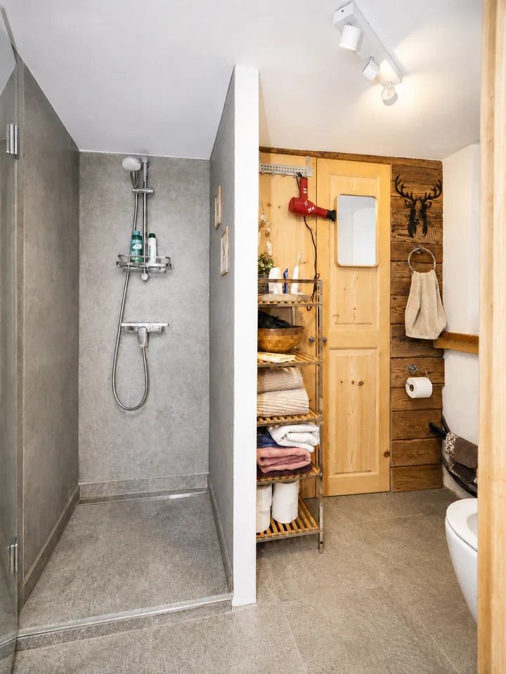 Charmante maisonnette 5 pièces à Andiast – Flair alpin rustique avec confort moderne