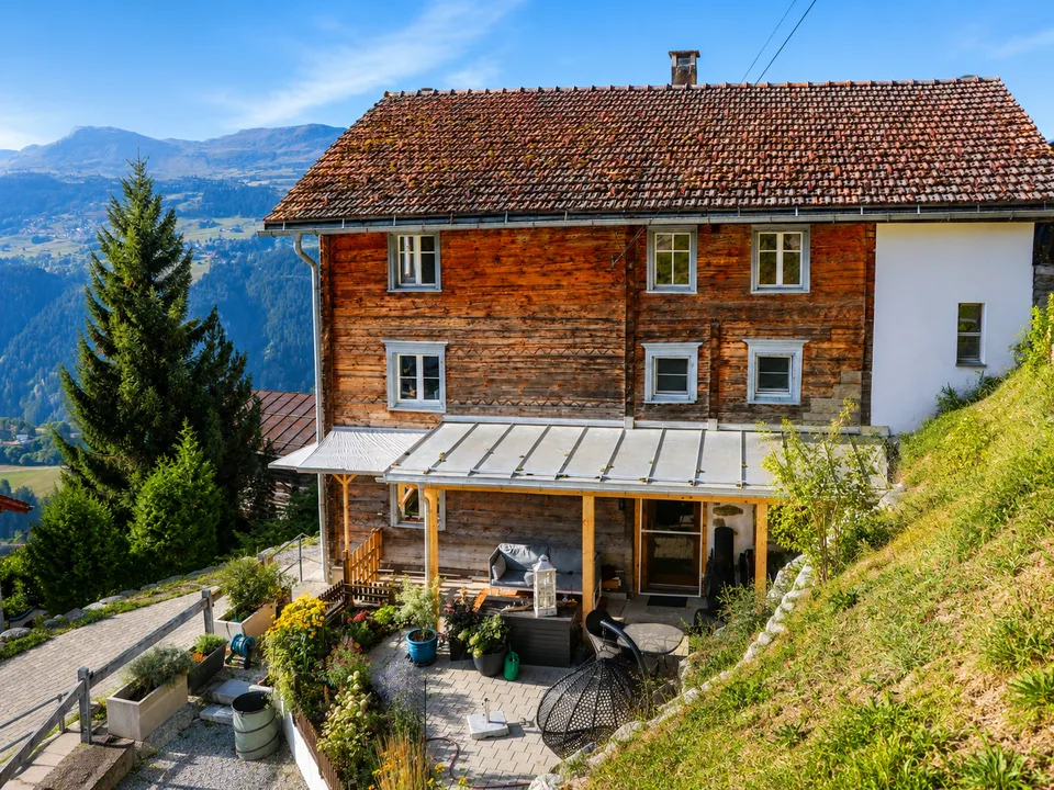 Charmante maisonnette 5 pièces à Andiast – Flair alpin rustique avec confort moderne