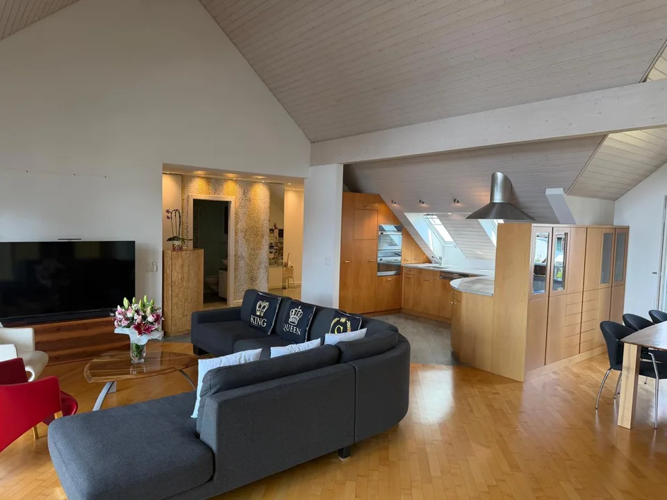 Spacious 4-5 room attic apartment for rent in Stäfa