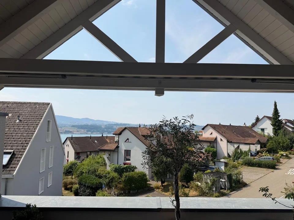Spacious 4-5 room attic apartment for rent in Stäfa