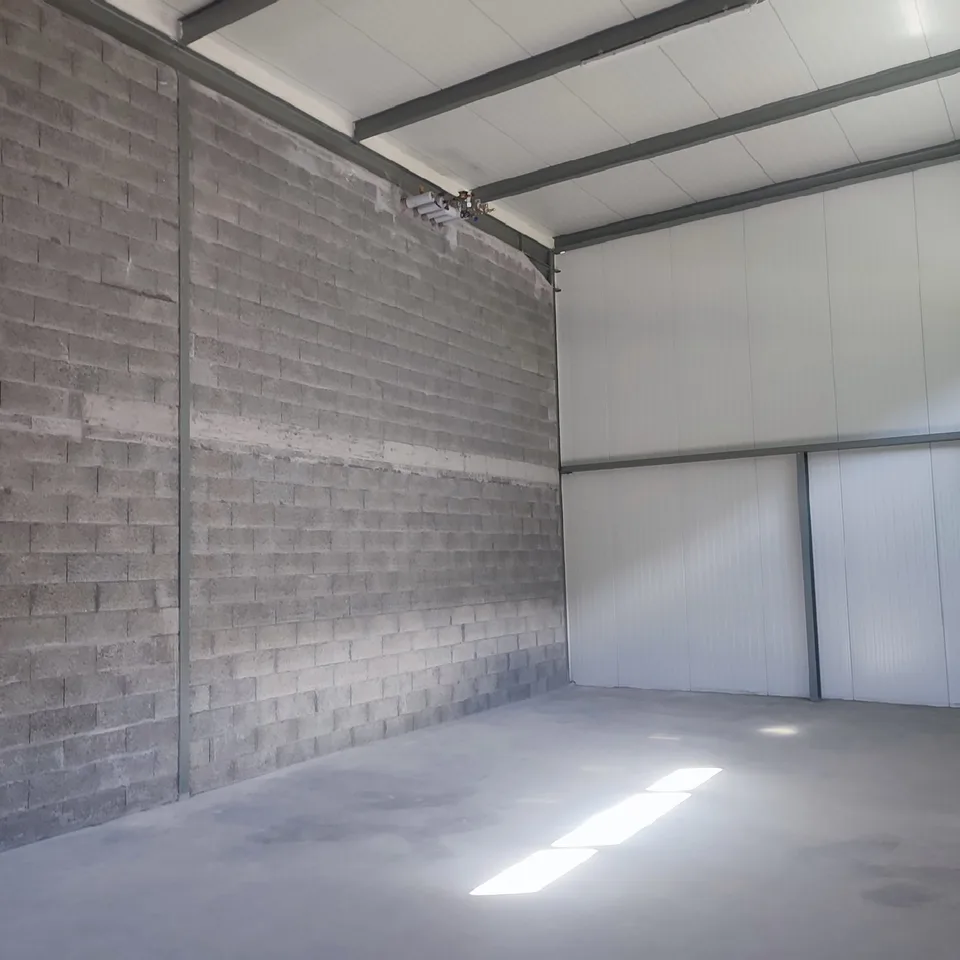 Halle industrielle neuve à louer à Saxon – 135 m²