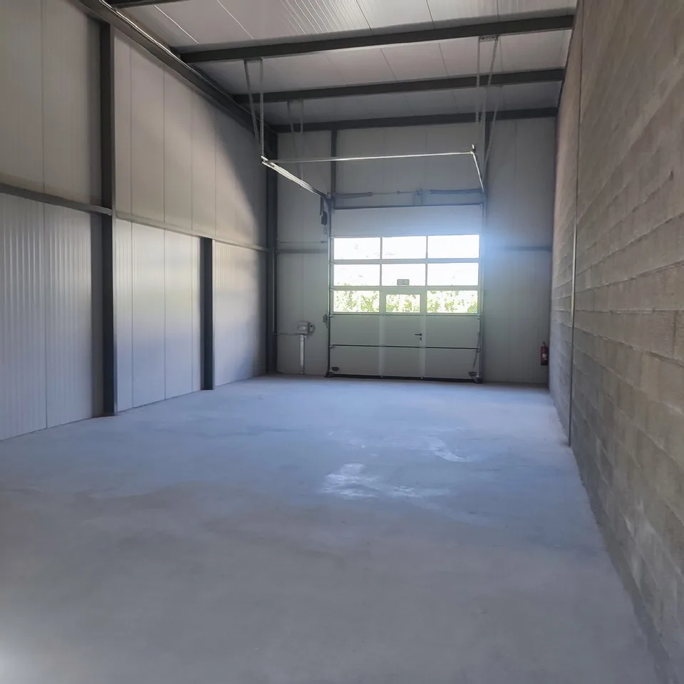 Halle industrielle neuve à louer à Saxon – 135 m²