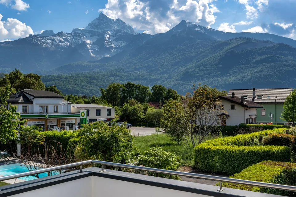 BEX - TRES BELLE MAISON INDIVIDUELLE AVEC STUDIO INDEPENDANT