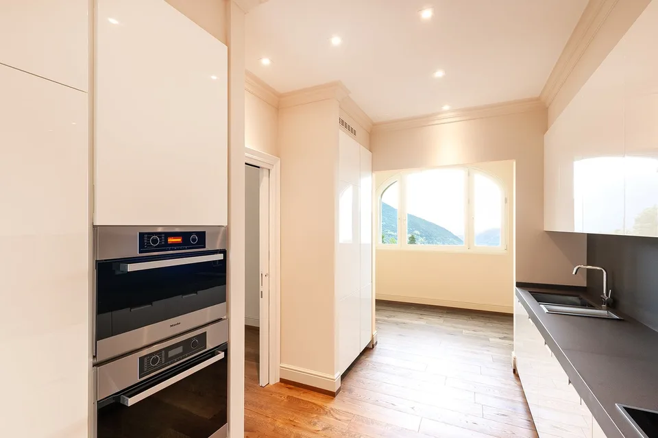 COLLINA D'ORO-AGRA - Lussuoso appartamento di 276 mq con ampia loggia e vista lago (Rif. 303)