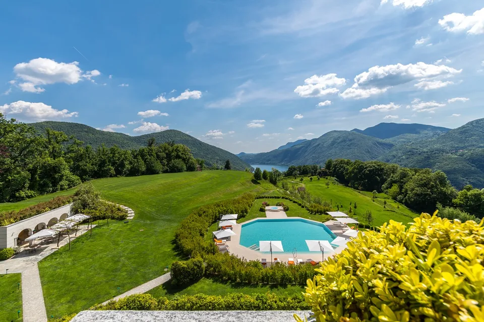 COLLINA D'ORO-AGRA - Lussuoso appartamento di 276 mq con ampia loggia e vista lago (Rif. 303)