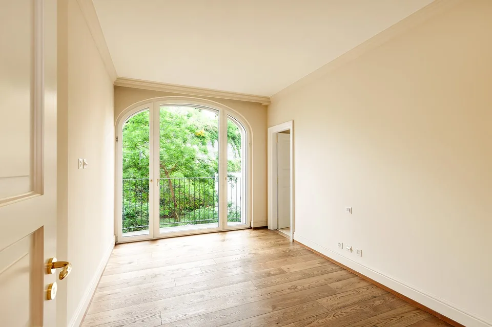 COLLINA D'ORO-AGRA - Lussuoso appartamento di 276 mq con ampia loggia e vista lago (Rif. 303)