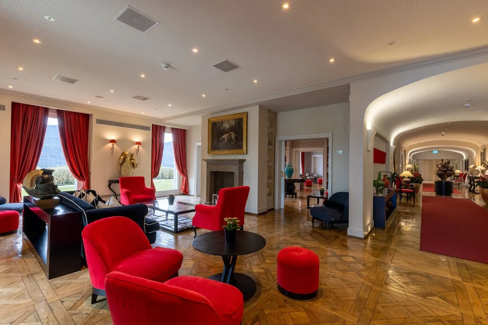 COLLINA D'ORO-AGRA - Lussuoso appartamento di 276 mq con ampia loggia e vista lago (Rif. 303)