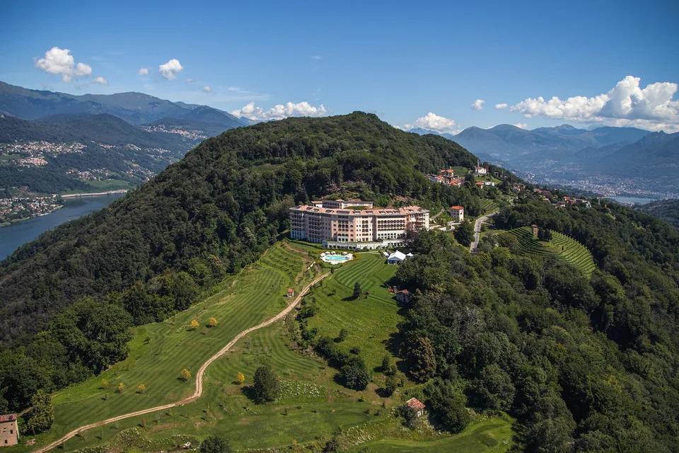 COLLINA D'ORO-AGRA - Lussuoso appartamento di 276 mq con ampia loggia e vista lago (Rif. 303)